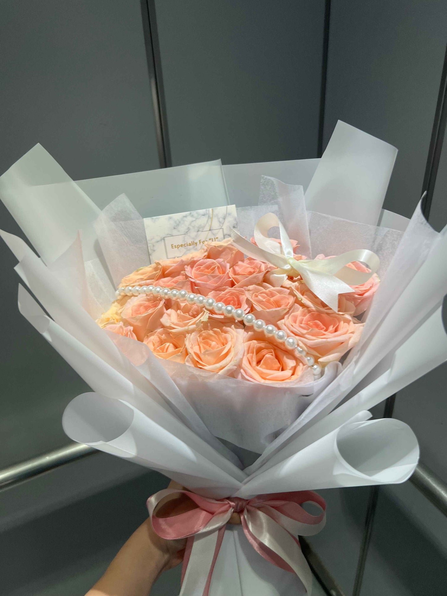 Peach Elegance (30 Roses)