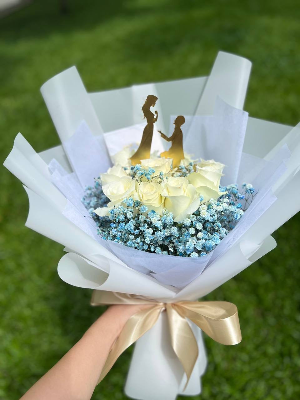 Promises (10 Roses with Baby Breath)